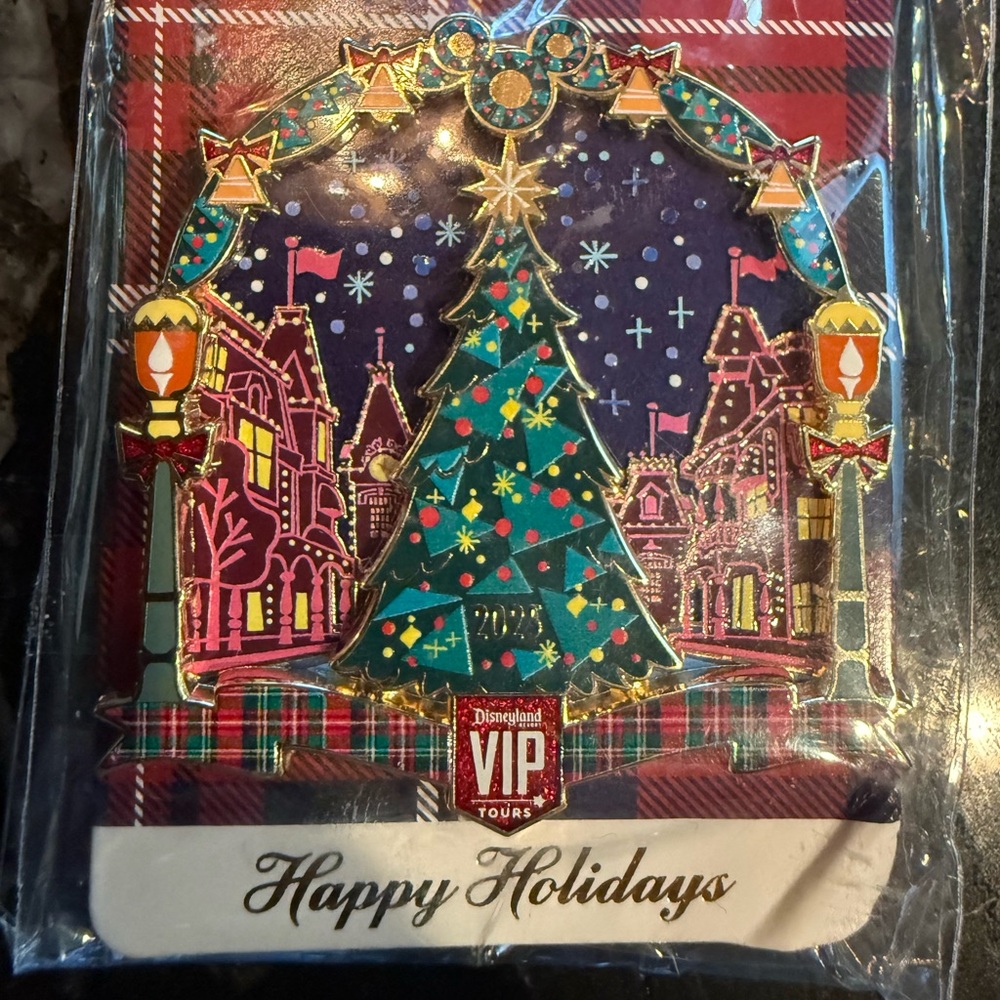 Disneyland Resort Holiday VIP Tour Pin, Limited & Exclusive 2025 VIP Tour Pin